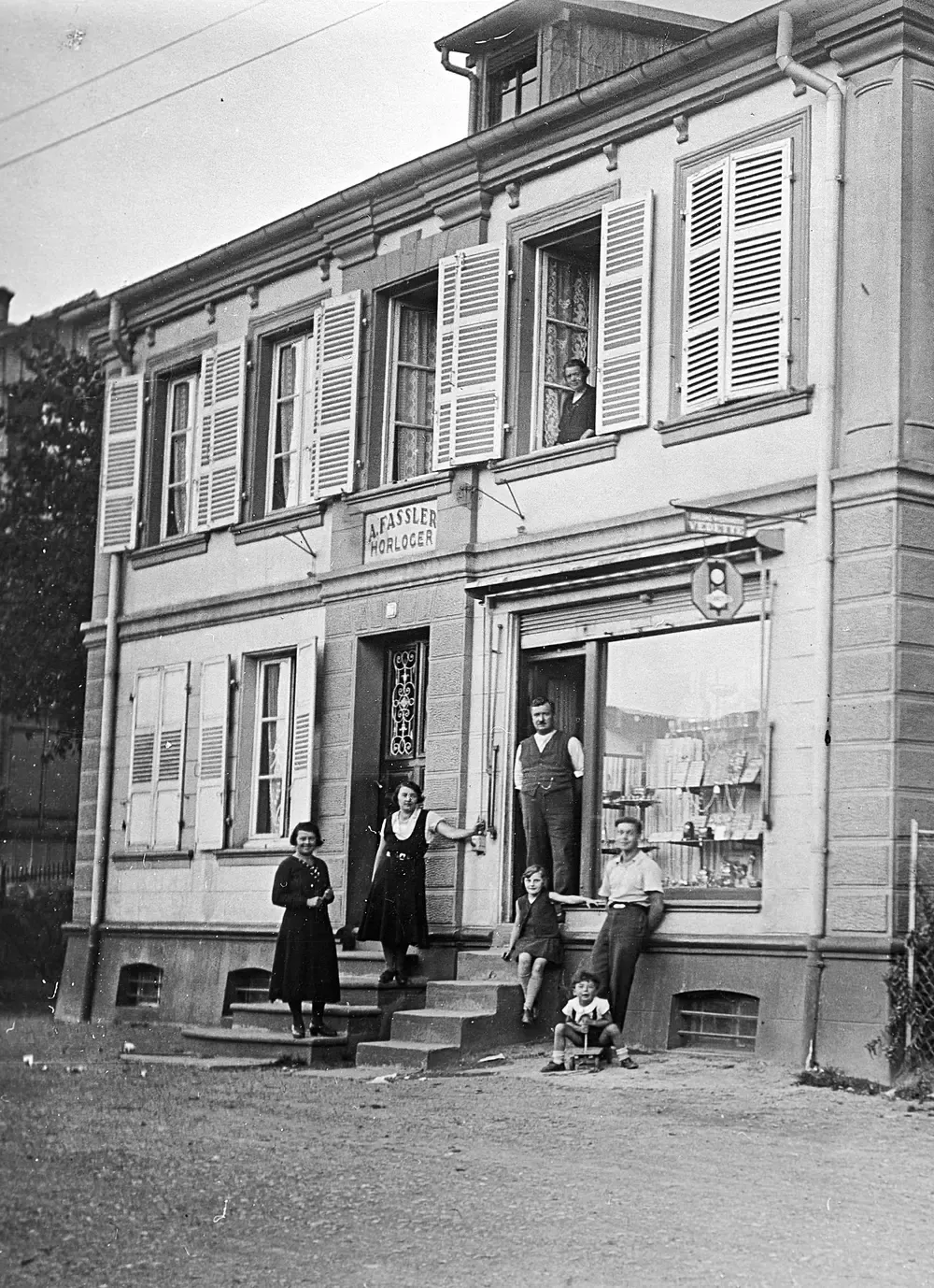 Archives familiales : la famille Fassler posant devant la boutique « A. Fassler Horloger »