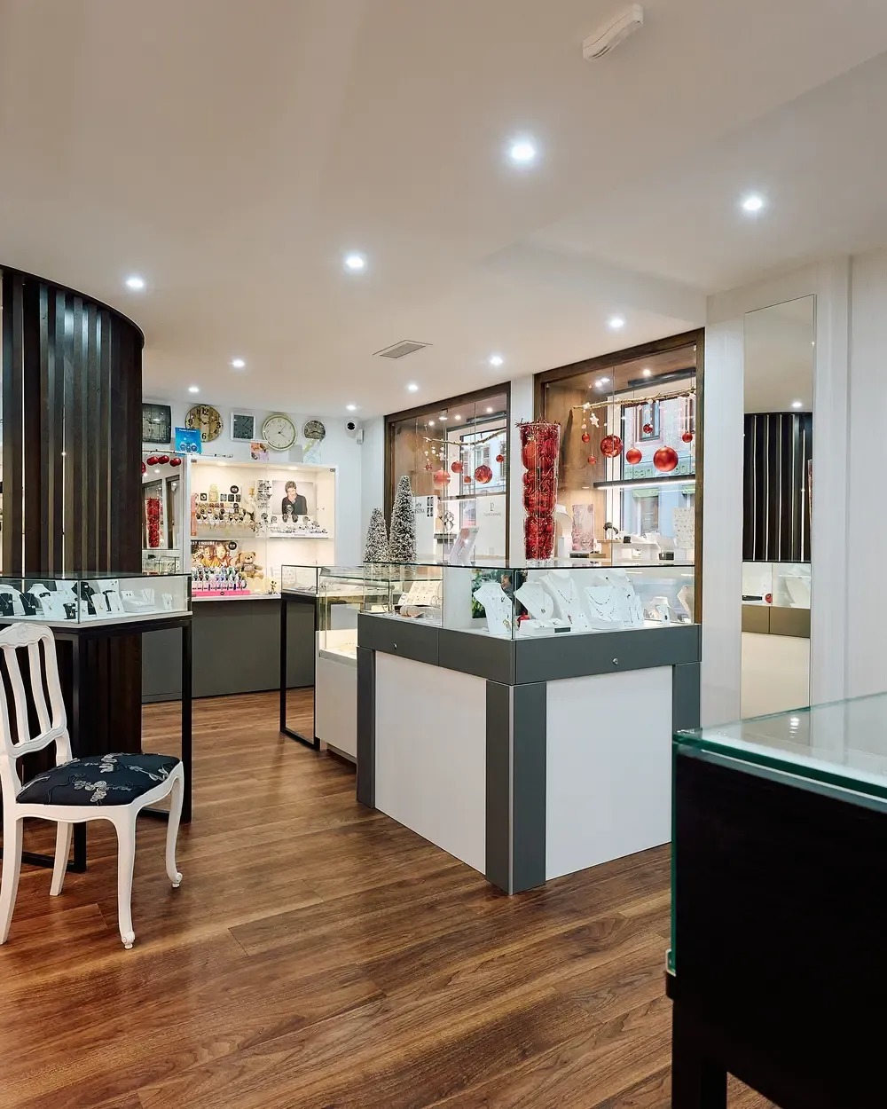 Intérieur de la boutique : vitrines de bagues, colliers et boucles d'oreilles