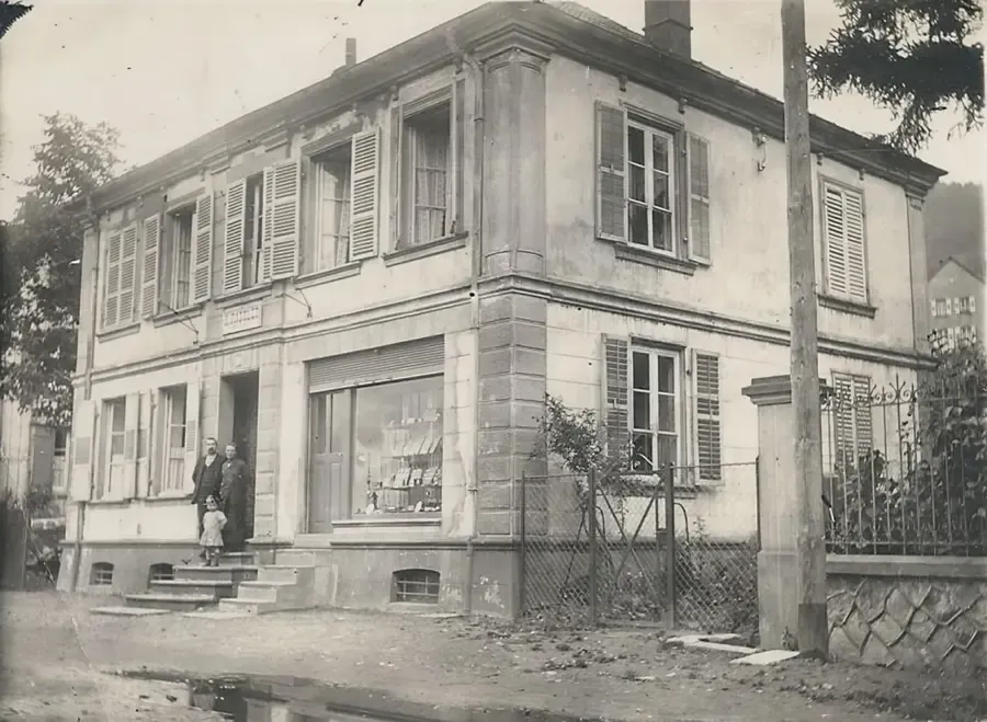 Albert, Madeleine et Charles Fassler devant l'horlogerie en 1920