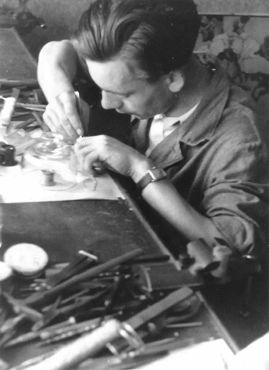 Charles Fassler à l'établi, réparant une montre