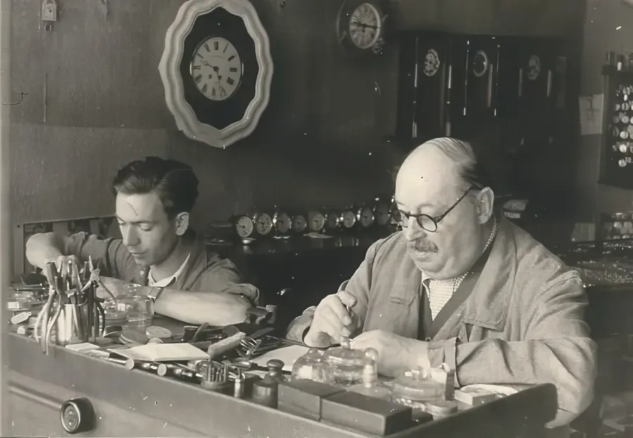 Charles Fassler et Frédéric Locherer à l'établi, dans l'atelier de Colmar, en 1938