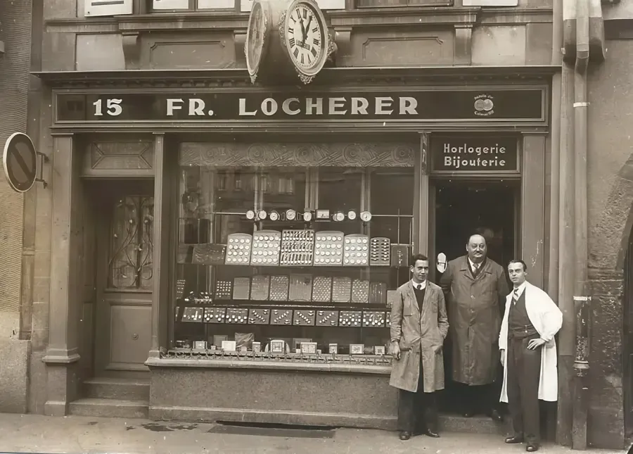 Charles, Frédéric Locherer et leur collègue Egon devant le magasin de Colmar en 1938