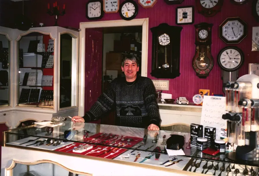 Claude derrière son comptoir à Rothau