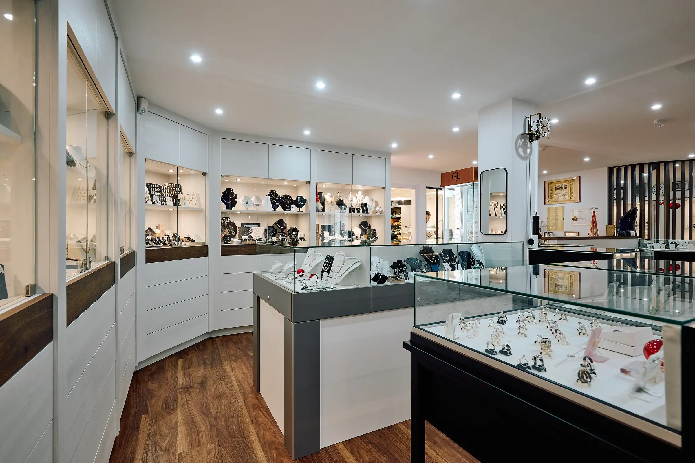 Intérieur de la boutique Fassler à Schirmeck : vitrines de montres et de bijoux