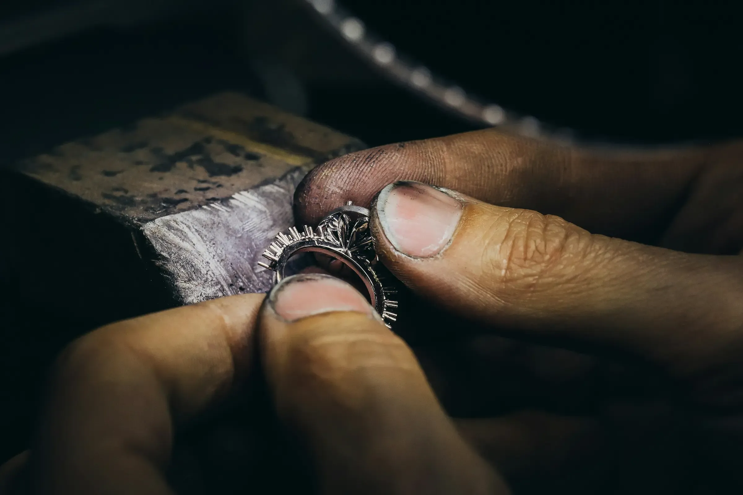 Bijoutier tenant une bague contre la cheville de l'établi pour l'ajuster
