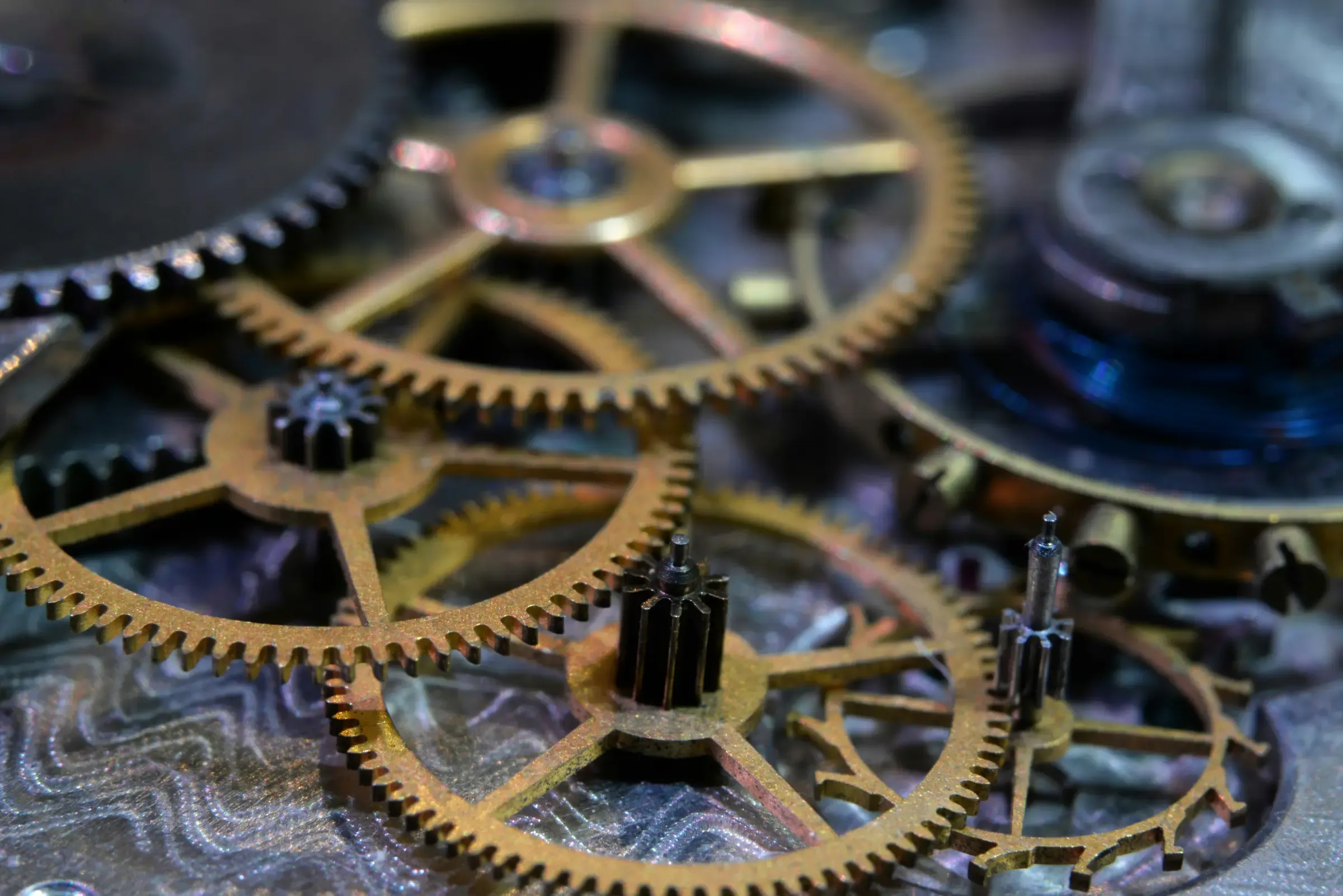 Rouages en laiton d'un mouvement d'horlogerie vus en gros plan