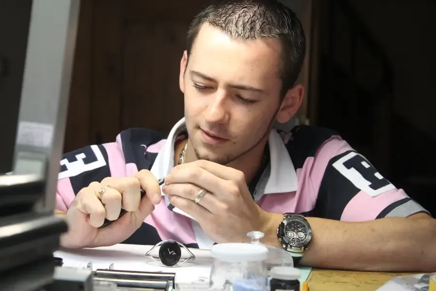 Joris à l'établi à la Maison du Temps à Sélestat
