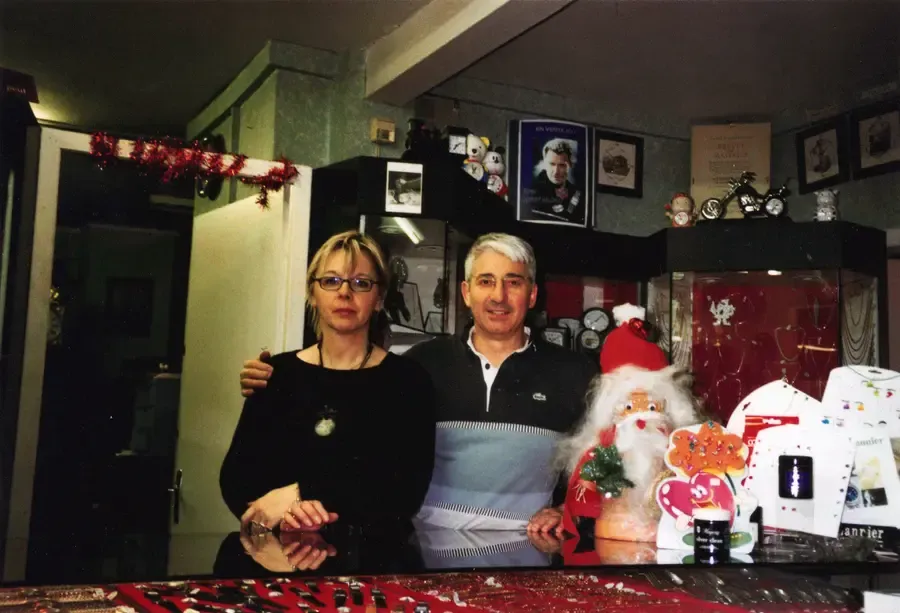Martine et Claude derrière le comptoir à La Broque