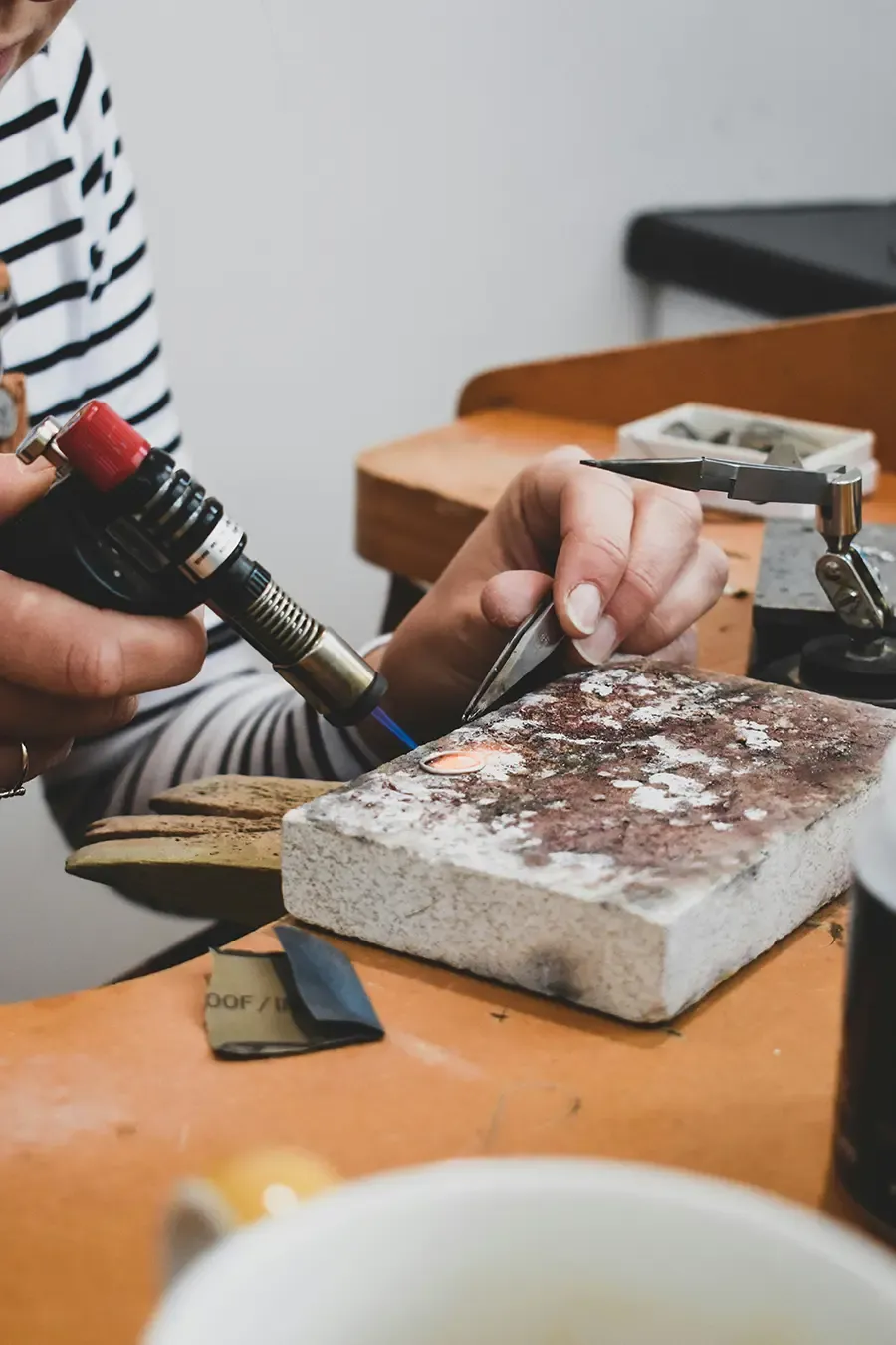 Réparation de bijou au chalumeau en atelier