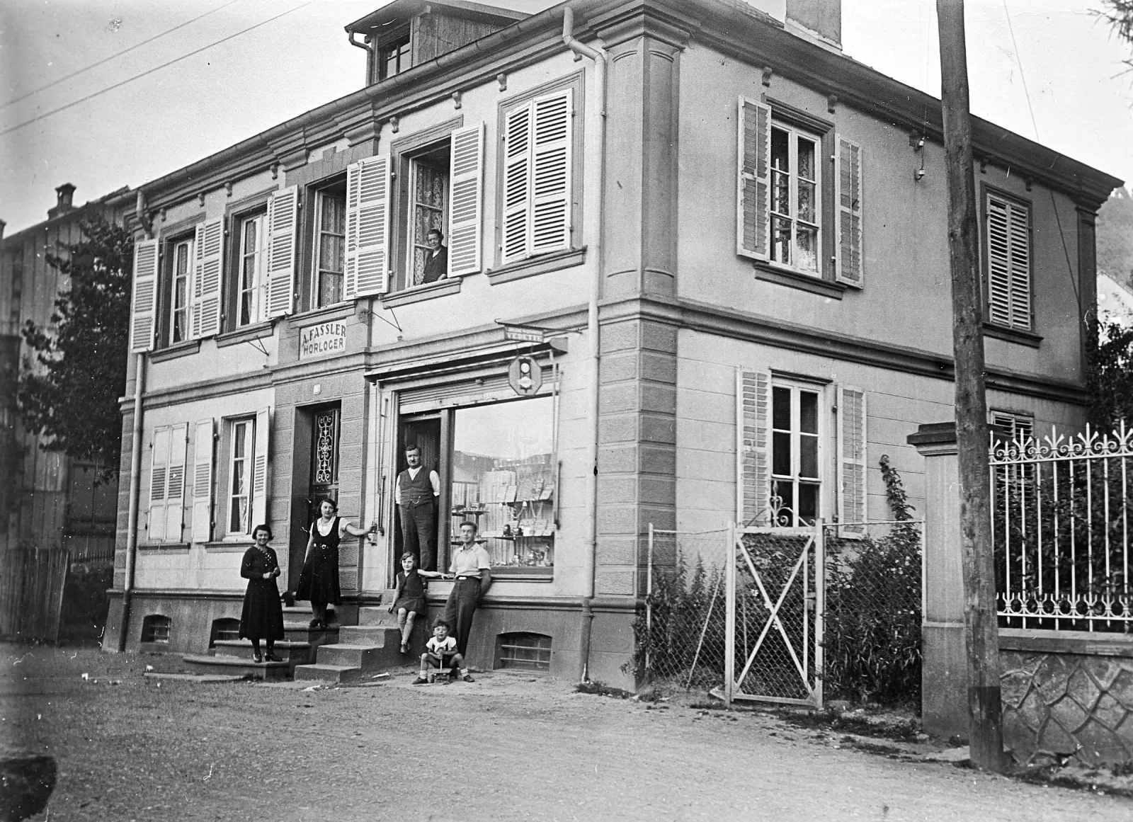 L'horlogerie A. Fassler à Rothau en 1933, la famille posant devant l'entrée