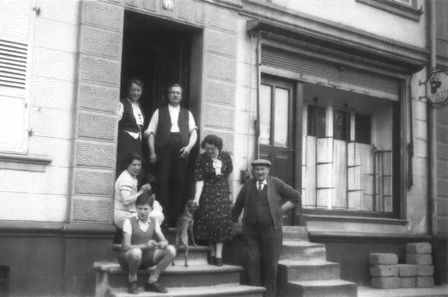 La vitrine de l'horlogerie Fassler brisée en 1940